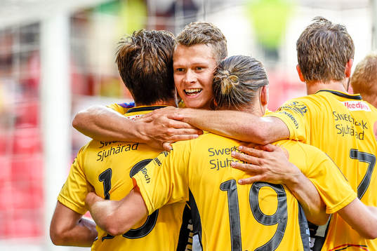 Elfsborgs Viktor Claesson firar 0-2 målet av Arber Zeneli