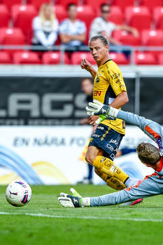 Elfsborgs Simon Hedlund gör 0-1 bakom Kalmars målvakt
