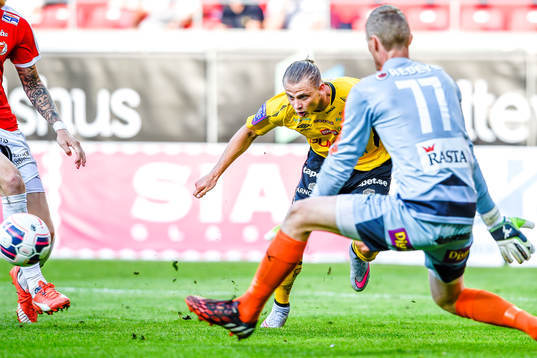 Elfsborgs Simon Hedlund missar målchans