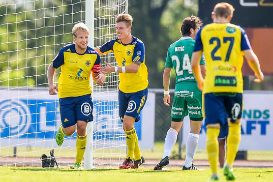 Ängelholms Fredrik Karlsson firar 2-0 målet med Marcus