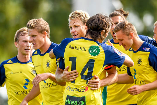 Ängelholms Fredrik Karlsson firar med lagkamraterna