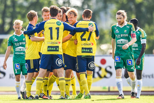 Ängelholms Fredrik Karlsson firar med lagkamraterna