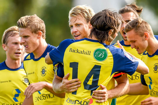 Ängelholms Fredrik Karlsson firar med lagkamraterna
