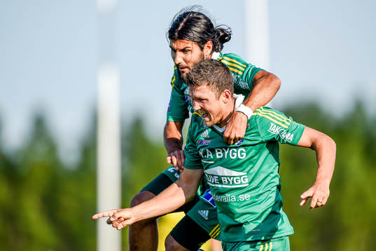 Ljungskiles Hannes Stiller och Peiman Eliassi firar 3-3