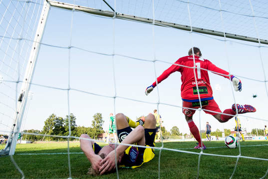 Ängelholms Albin Nilsson och målvakt Oscar Berglund deppar