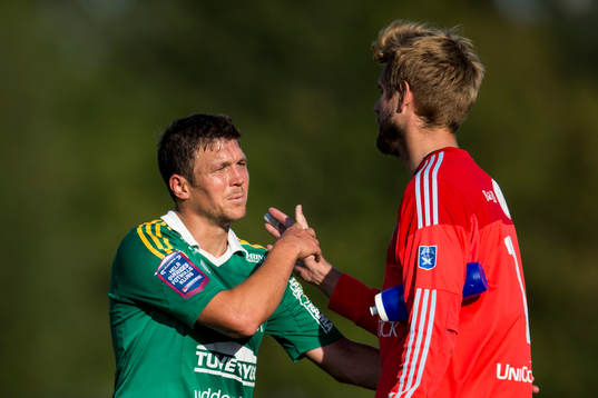 Ljungskiles Hannes Stiller och Ängelholms målvakt Oscar