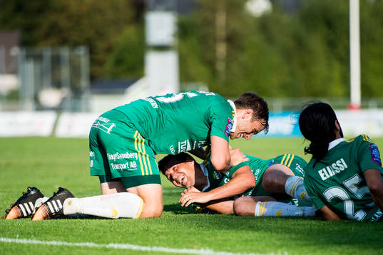 Ljungskiles Hannes Stiller (m) gratuleras av Alexander