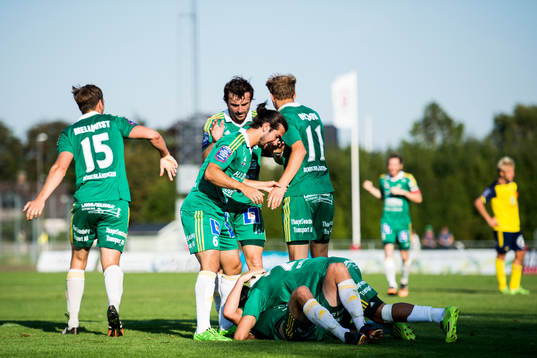Ljungskiles Hannes Stiller jublar ihop med laget