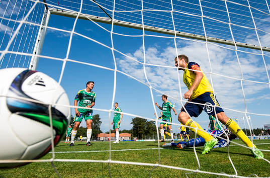 Ängelholms Fredrik Karlsson (th) har gjort 2-0 och