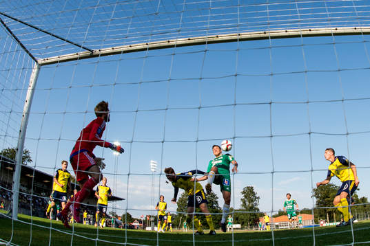 Ljungskiles Hannes Stiller (m) gör 2-2 bakom Ängelholms
