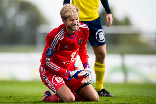 Ängelholms målvakt Oscar Berglund har ont