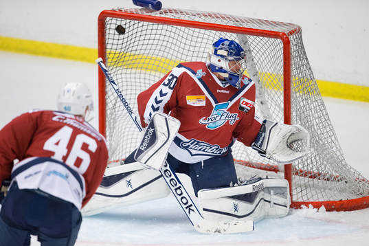 Pucken går in i mål när Rögle hockey Jordan Smotherman