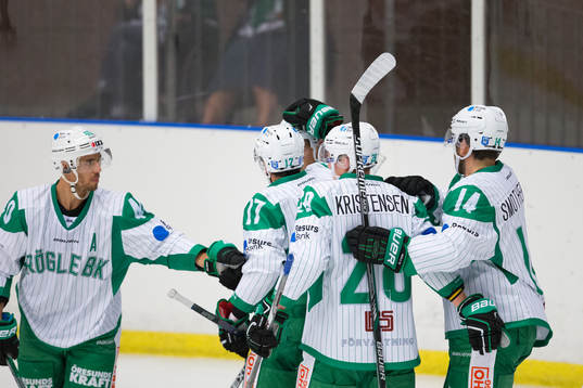 Rögle hockeys spelare jublar