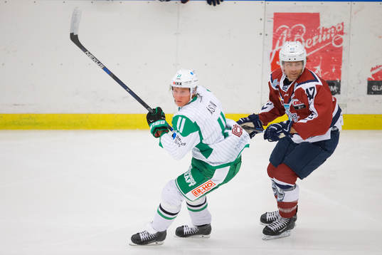 Rögle hockeys David Åslin och Hamburg Freezers Adam