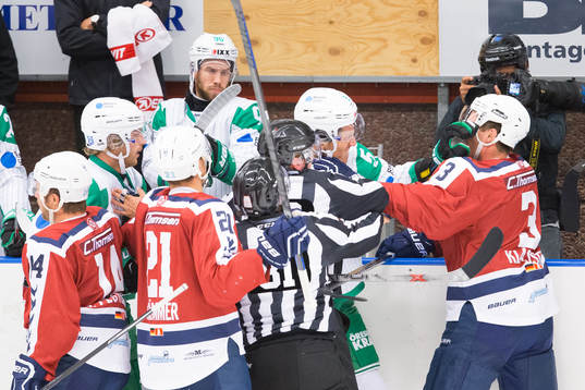 Rögle hockeys Alen Bibic och Hamburg Freezers Sam Klassen