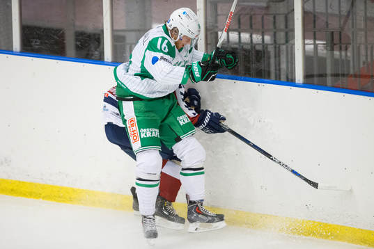 Rögle hockeys  Christopher Liljewall trycker till en