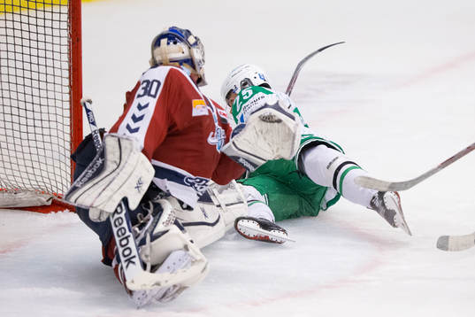 Rögle hockeys Ludvig Elvenes gör mål