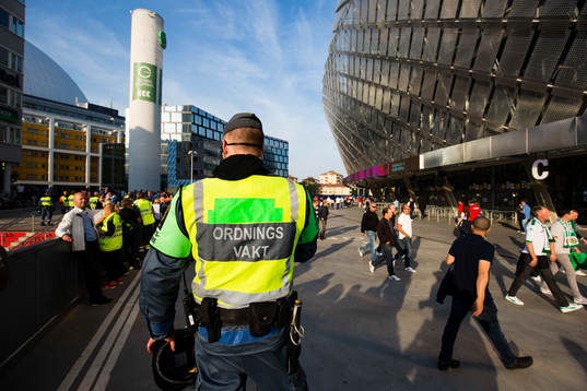 En ordningsvakt håller utsikt utanför Tele2 Arena