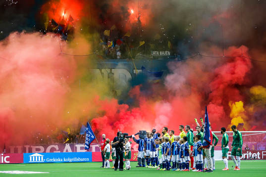 Djurgårdens supportrar med Tifo och bengaleld före