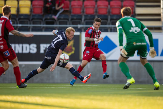 Östersunds Jamie Hopcutt passar till Alex Dyer som gjör