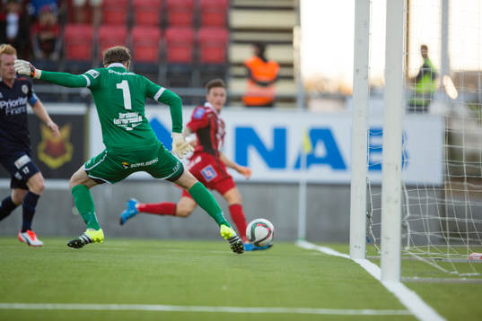 Östersunds Jamie Hopcutt på väg att göra 3-0 målet