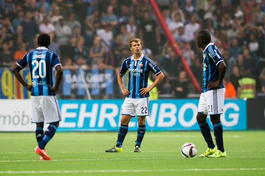 Djurgårdens Jesper Karlström och Nyasha Mushekwi ser