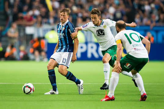 Hammarbys Jakob Orlov (h) jagar Djurgårdens Emil Bergström