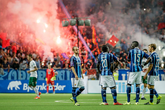 Djurgårdens spelare inväntar andra halvlek av