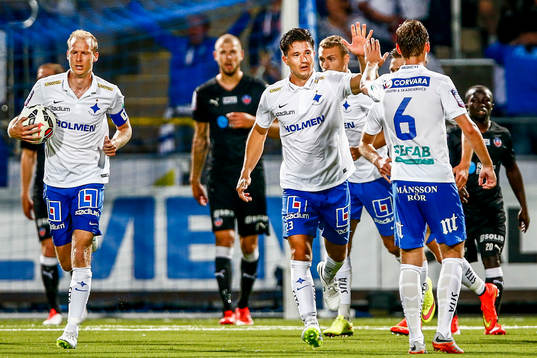 Norrköpings spelare firar kvitteringsmålet 2-2