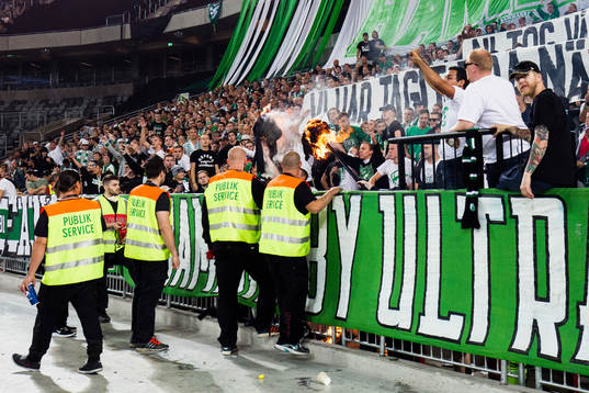 Hammarbys supportrar eldar på läktaren