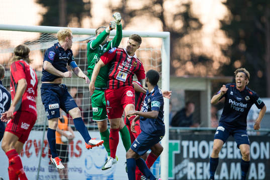 Östersunds Douglas Bergqvist  i luftduell med Utsiktens