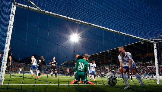 Norrköpings Andreas Johansson hämtar bollen