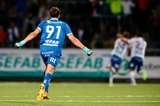 Norrköpings målvakt David Mitov Nilsson jublar