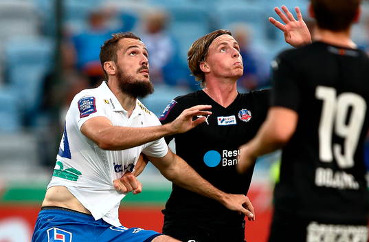 Helsingborgs Carl Johansson drar i tröjan på Norrköpings