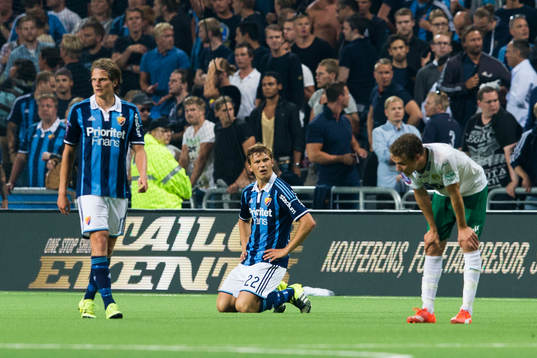 Djurgårdens Daniel Berntsen och Jesper Karlström ser