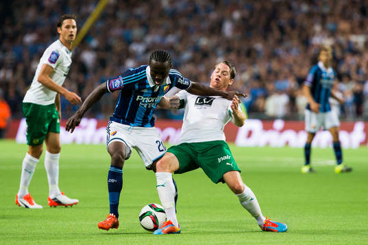 Djurgårdens Sam Johnson i kamp om bollen med Hammarbys
