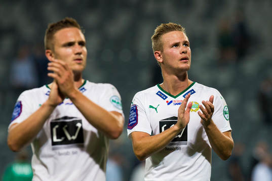 Hammarbys Mats Solheim och Erik Israelsson tackar publiken