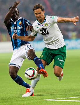 Djurgårdens Sam Johnson i kamp om bollen med Hammarbys