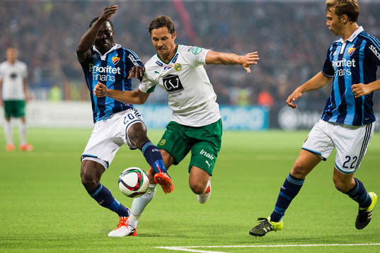 Djurgårdens Sam Johnson i kamp om bollen med Hammarbys