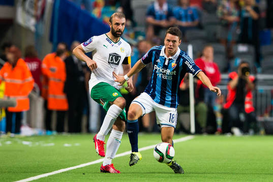 Hammarbys Kennedy Bakircioglu i kamp om bollen med