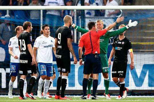 Helsingborgs Pär Hansson reagerar mot domare Bojan Pandzic