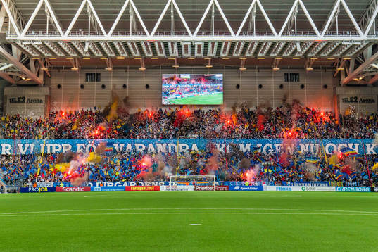 Djurgårdens supportrar med ett TIFO innan fotbollsmatchen