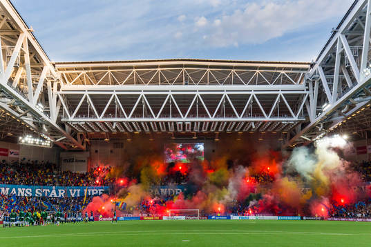 Djurgårdens supportrar med ett TIFO innan fotbollsmatchen