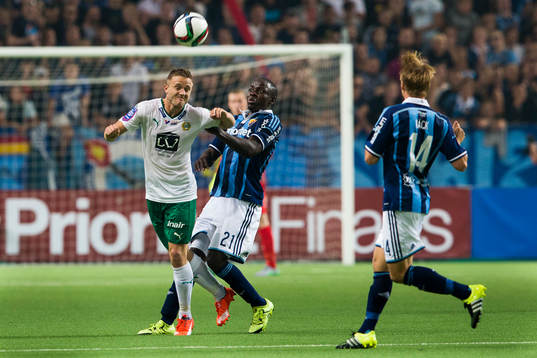 Hammarbys Mats Solheim i kamp om bollen med Djurgårdens
