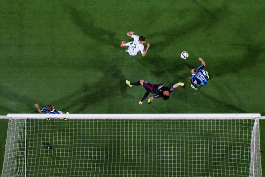 Hammarbys Birkir Már Saevarsson ser på när Djurgårdens