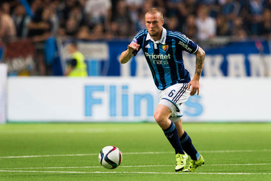 Djurgårdens Alexander Faltsetas med bollen