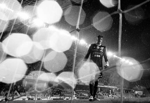 Degerfors målvakt August Strömberg deppar