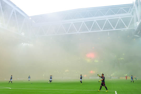 Tele2 arena fylld med rök från bengaleld före