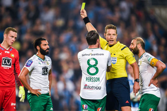 Domaren Martin Strömbergsson ger Hammarbys Stefan Batan en