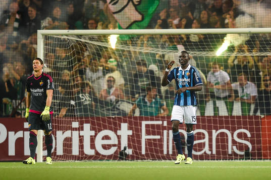 Djurgårdens målvakt Kenneth Høie och Omar Colley deppar